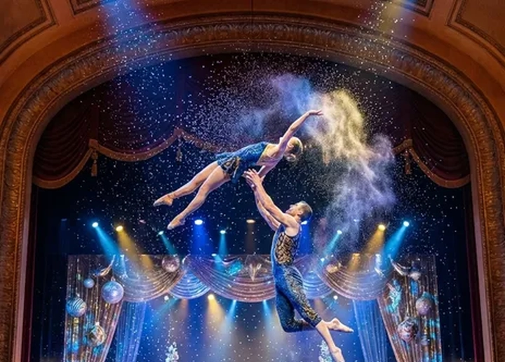 Cirque Dreams: Holidaze
